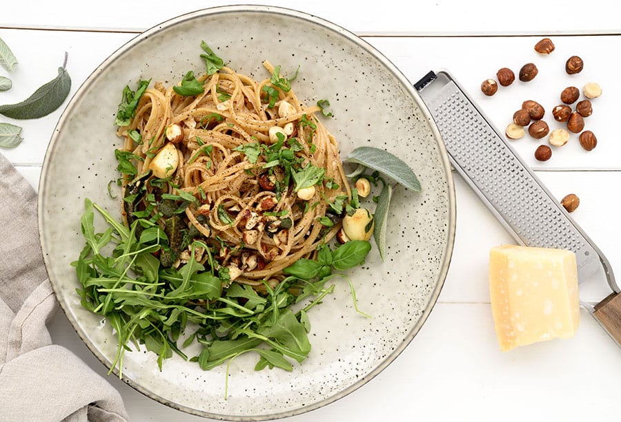 Pasta med hasselnødder og salvie - nem og hurtig hverdagsret