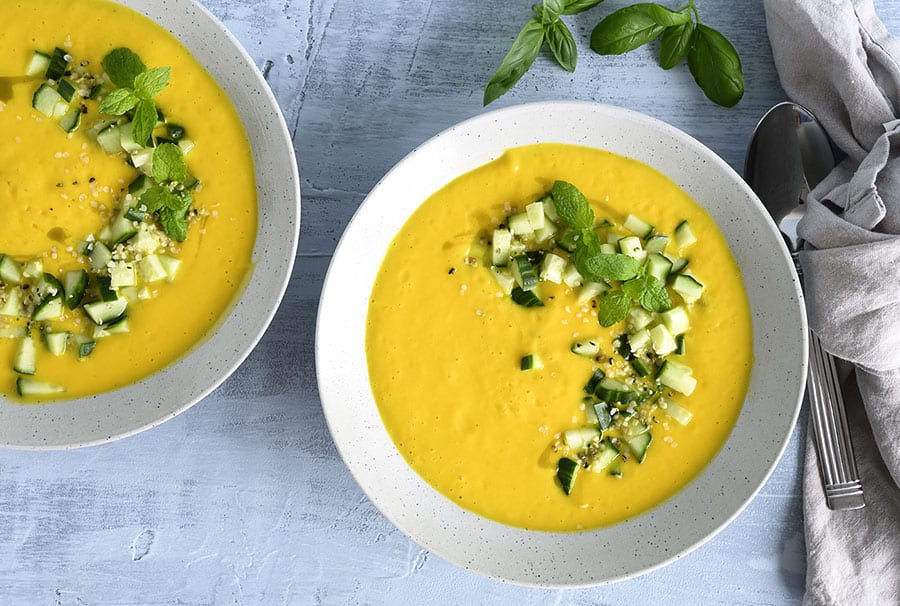 Kold gulerodssuppe med kokosmælk og lime - få opskrift her