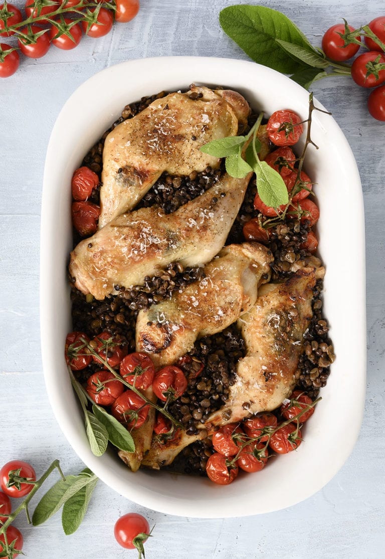 Kylling med parmesan opskrift på velsmagende ovnret med linser