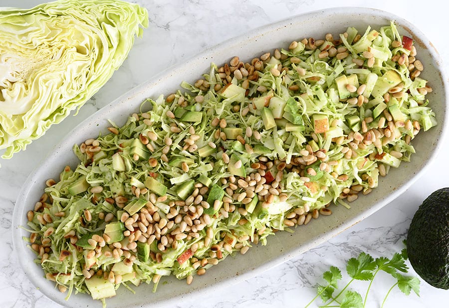 Spidskålssalat med æble og avocado - på salat