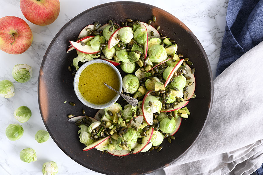 kantsten sø stenografi Salat med rosenkål avocado og æble - få opskrift på en lækker nem salat