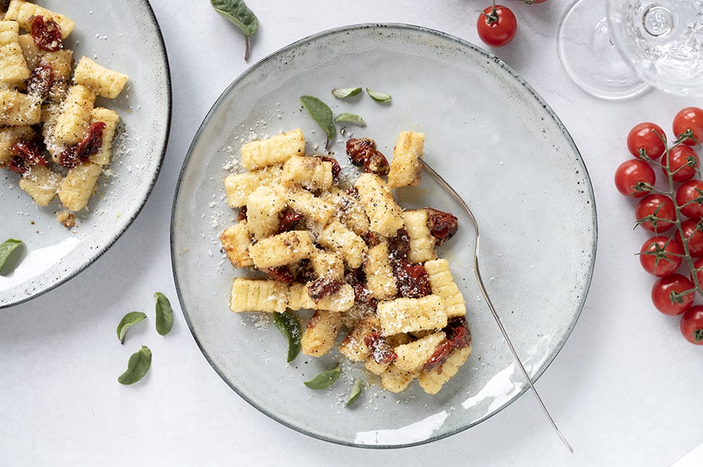 Lad os gøre det smykker abstraktion Gnocchi med salviesmør og tomater - få en lækker opskrift her