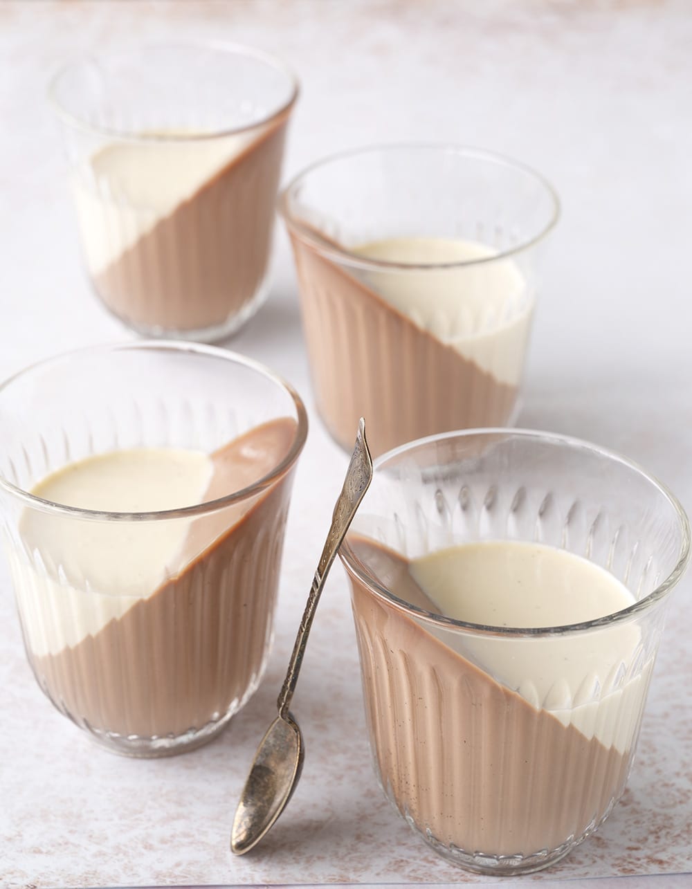Chokolade Panna Cotta med mørk og hvid chokolade i en smuk dessert