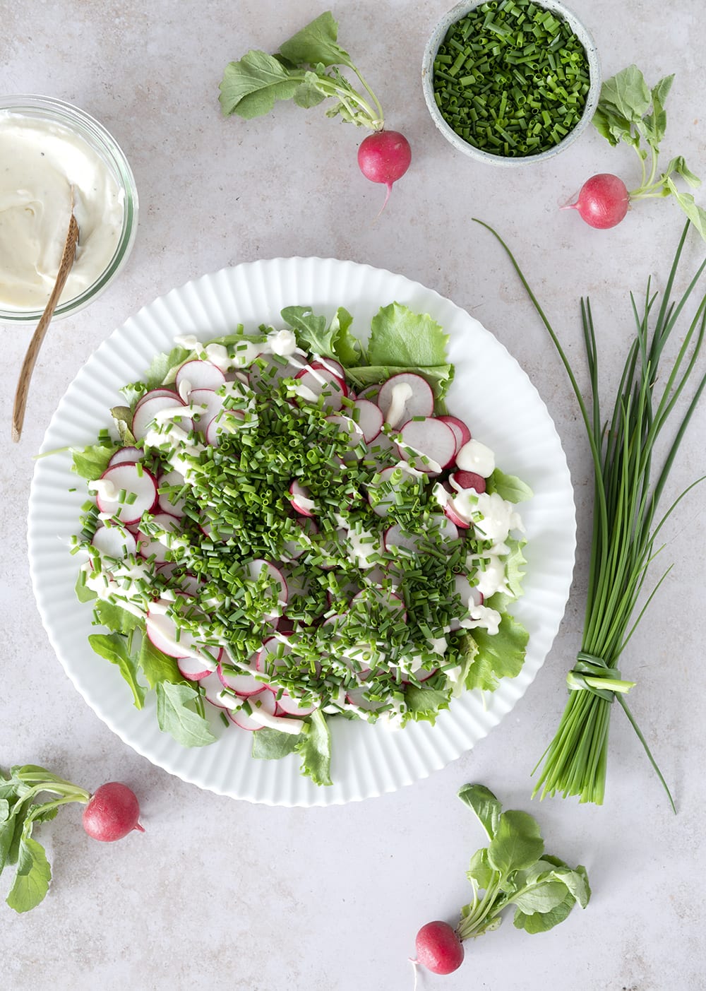 salat med radiser og rygeostcreme