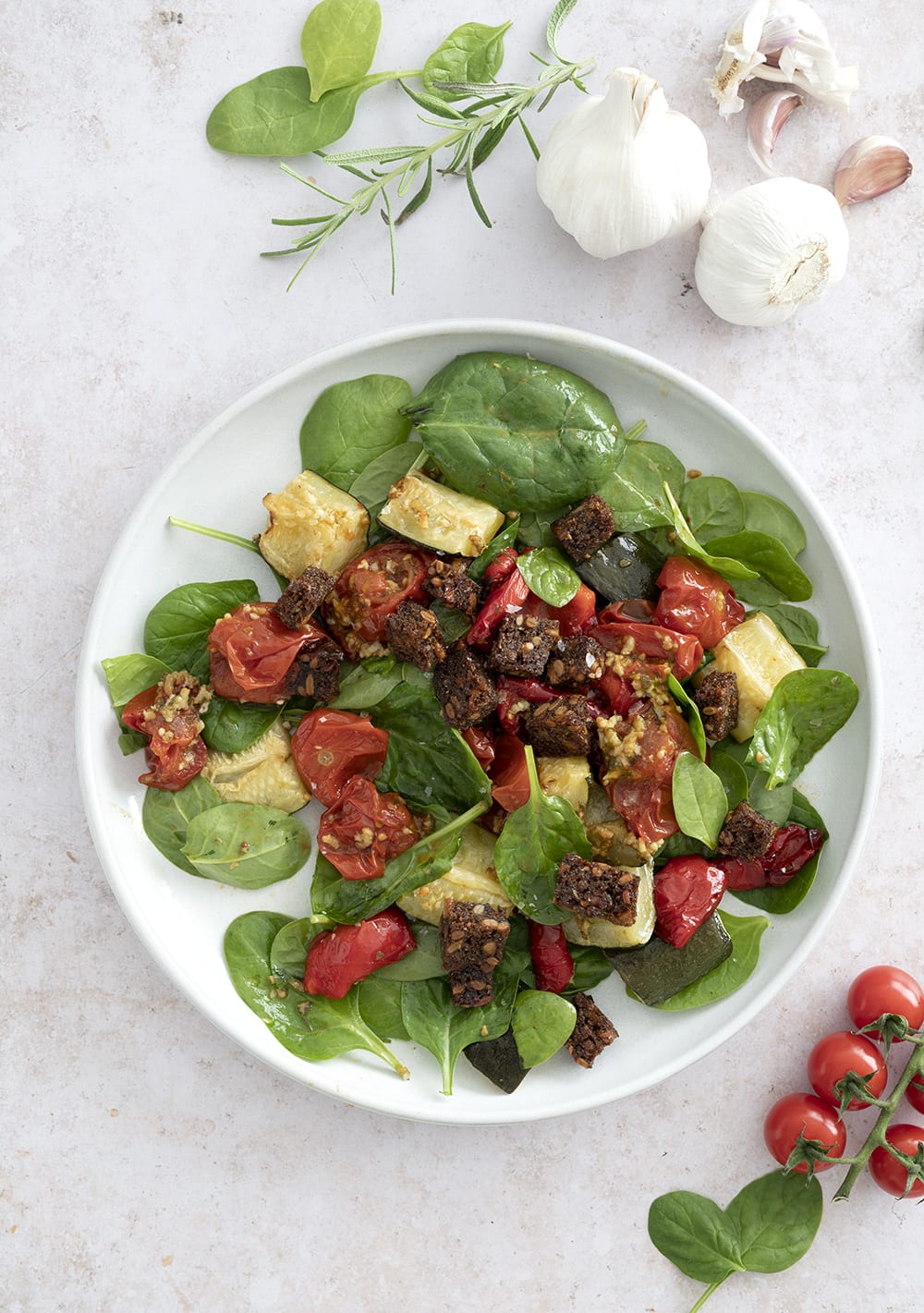 hvidløgsbagte tomater i salat