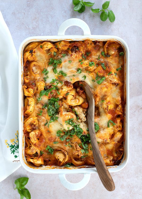 Tortellini i fad med cremet sauce og grøntsager