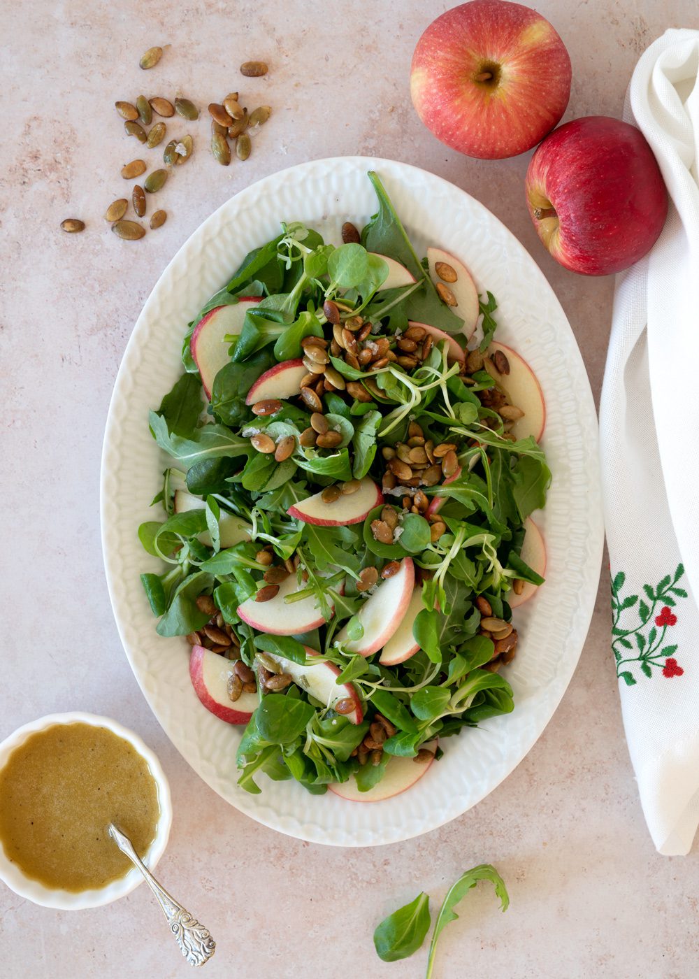 grøn salat med æble