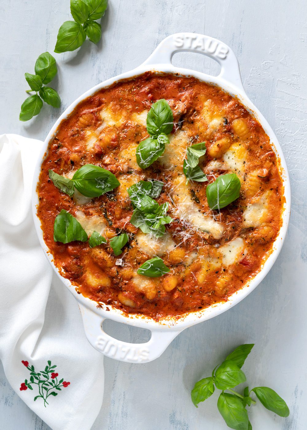 Bagt gnocchi i krydret tomatsauce