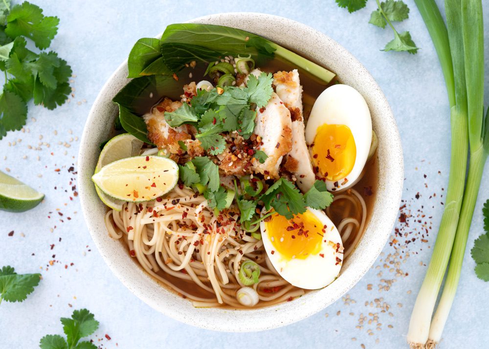 Træde tilbage Abnorm Undtagelse Ramen med sprød kylling og grøntsager i nudelsuppe