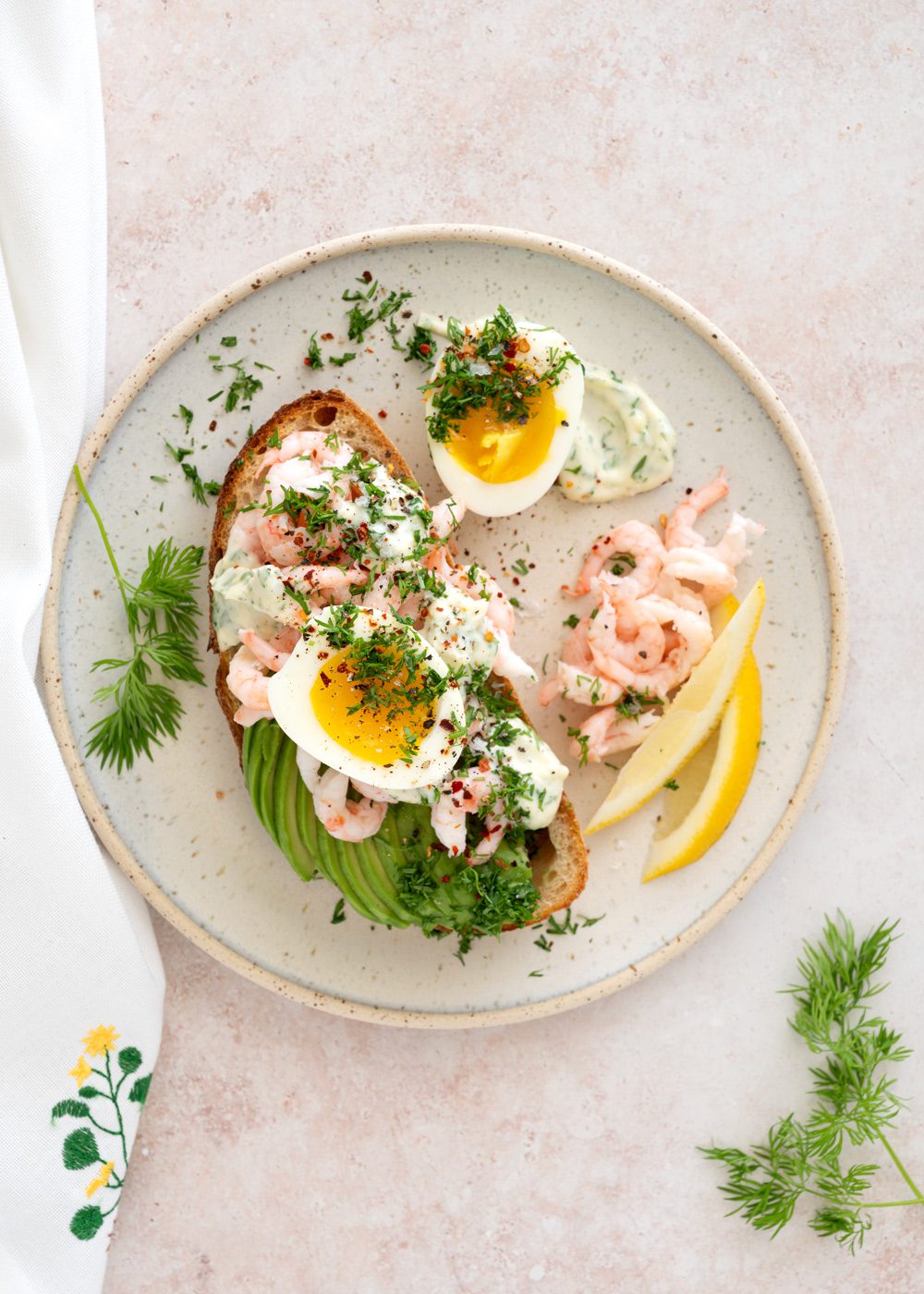 surdejsbrød med rejer og avocado