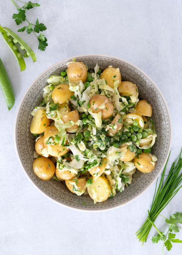 Lun kartoffelsalat med spidskål og ærter