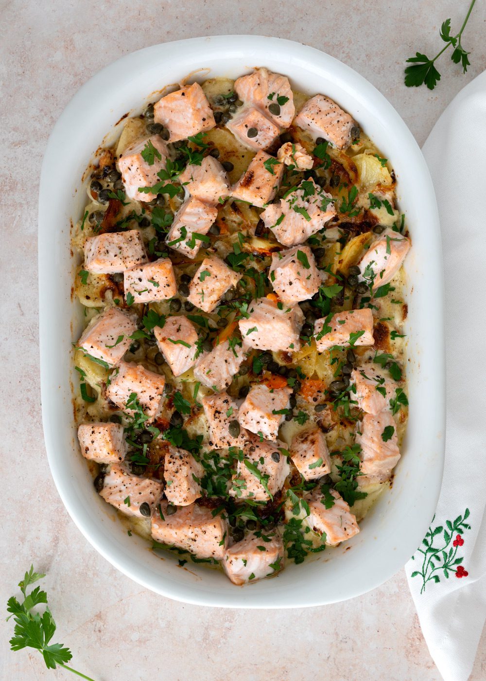 laks i fad med kartofler og grønt