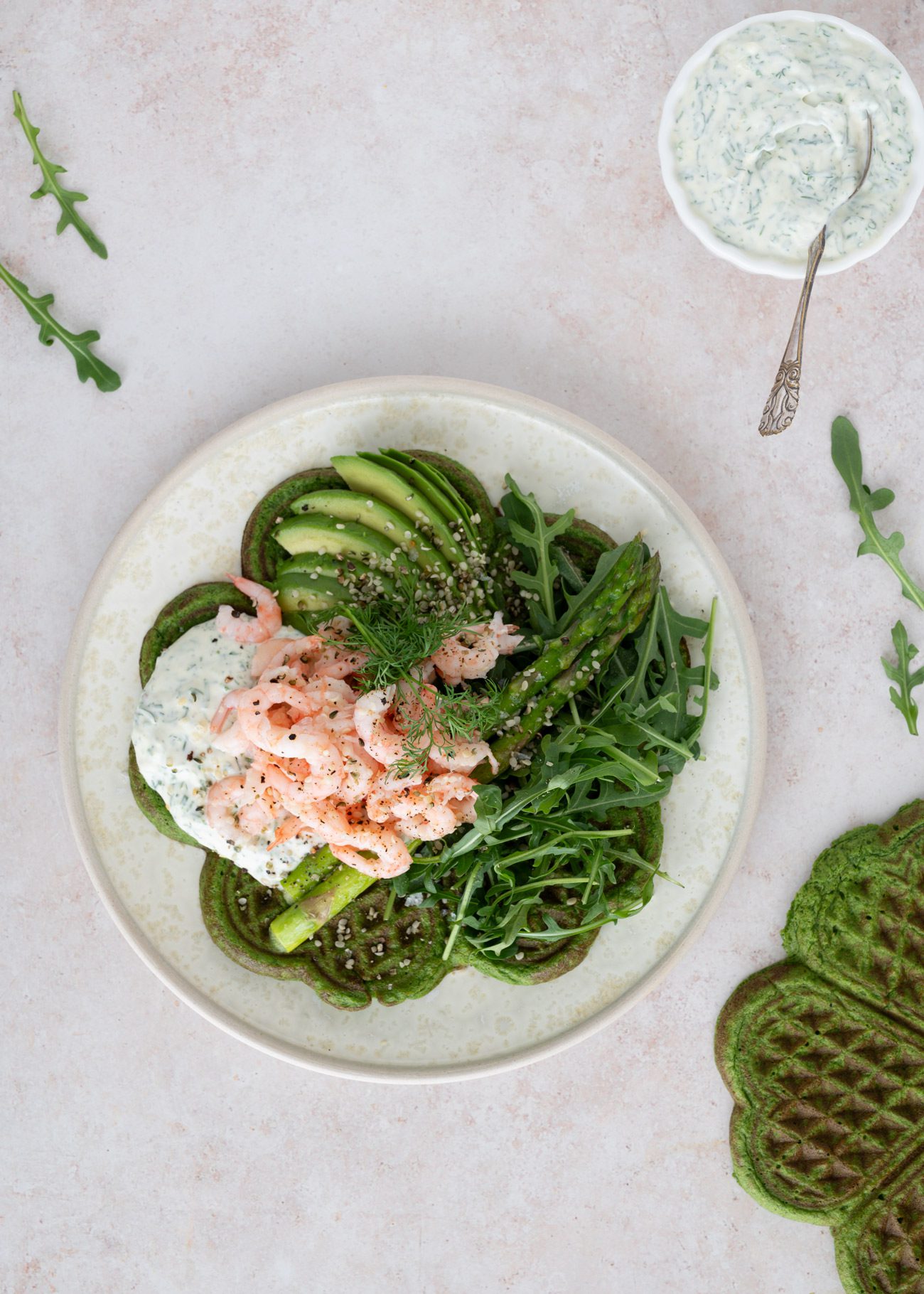 spinatvafler med rejer og avocado