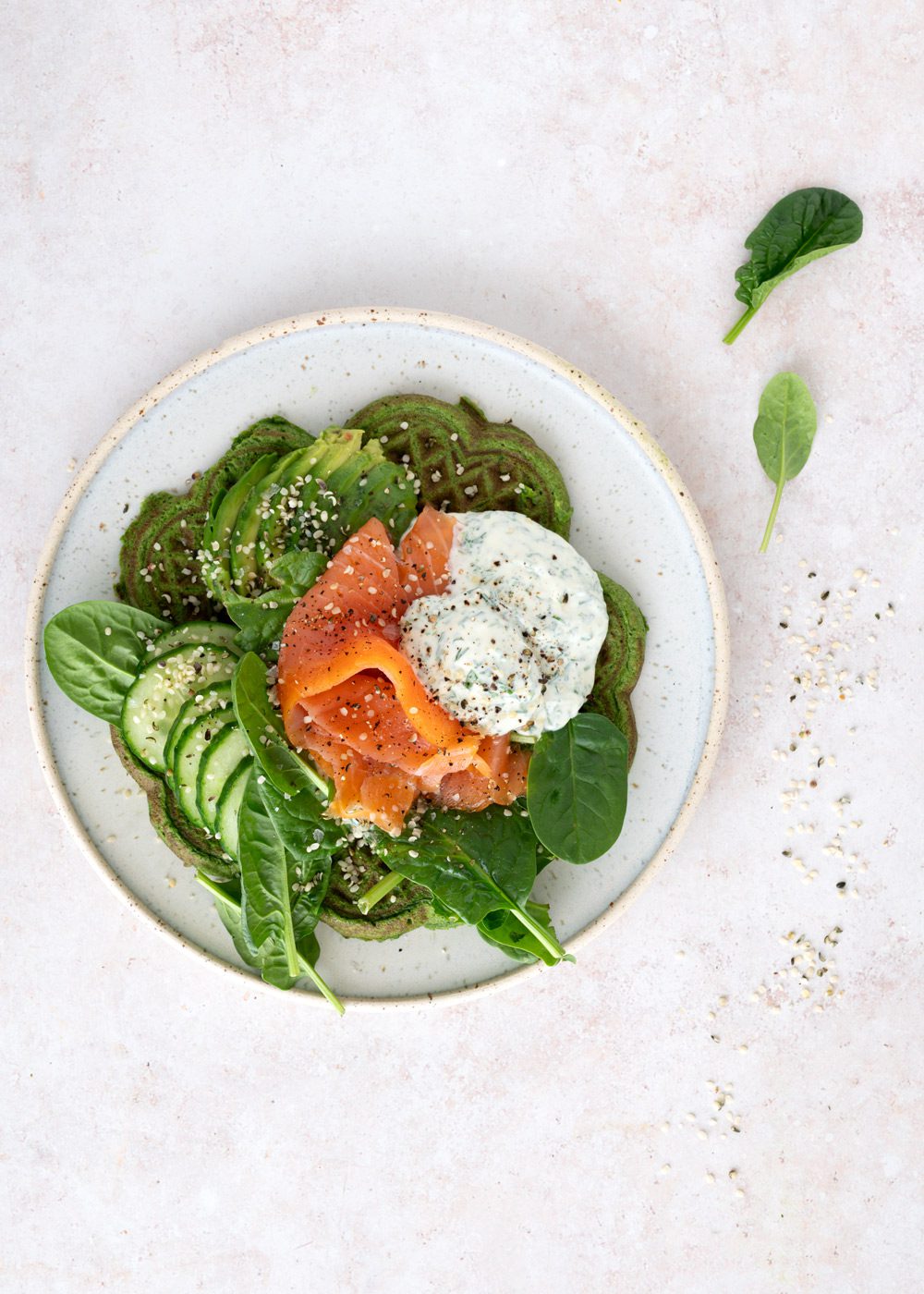 spinatvafler med røget laks