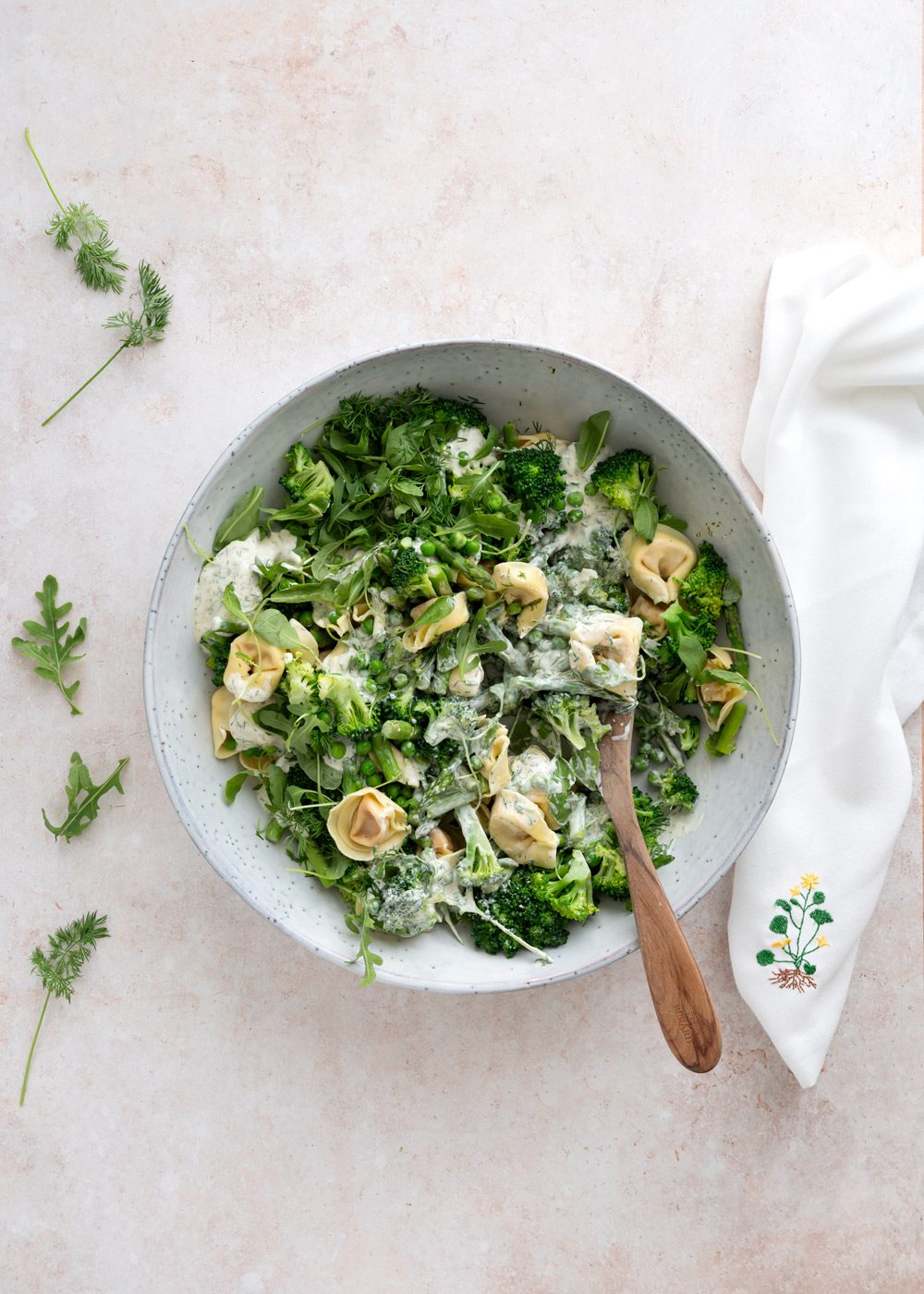 pastasalat med dilddressing