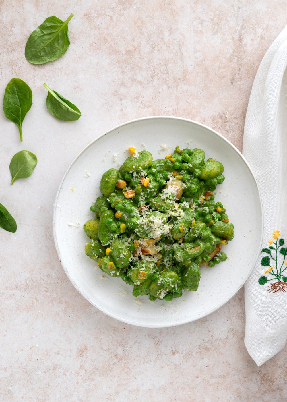 Gnocchi med ærter og spinatcreme
