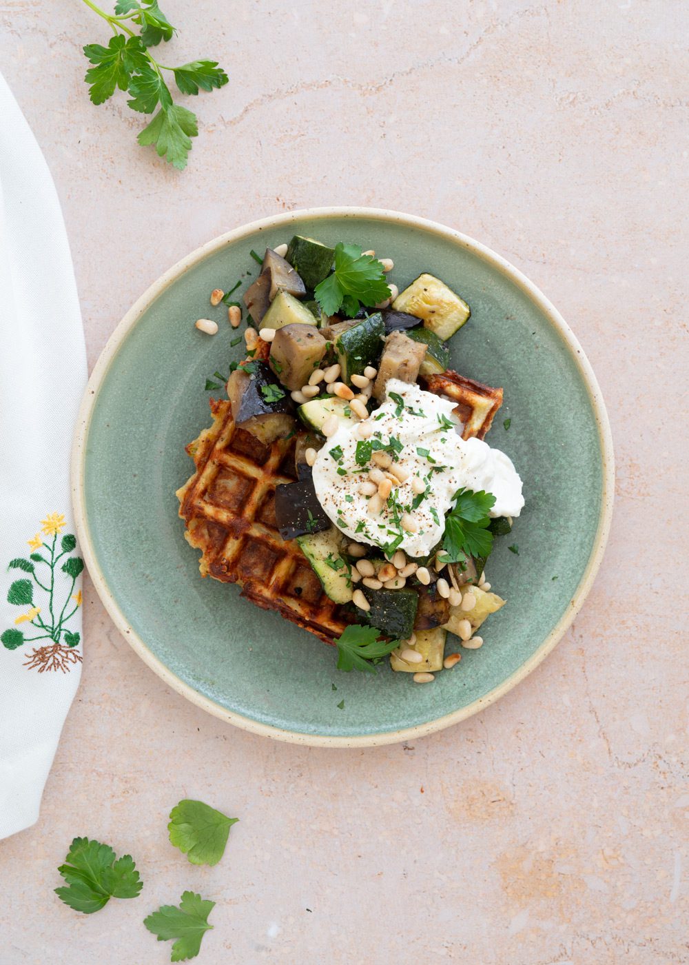 kartoffelvafler med ovnbagt grønt og burrata