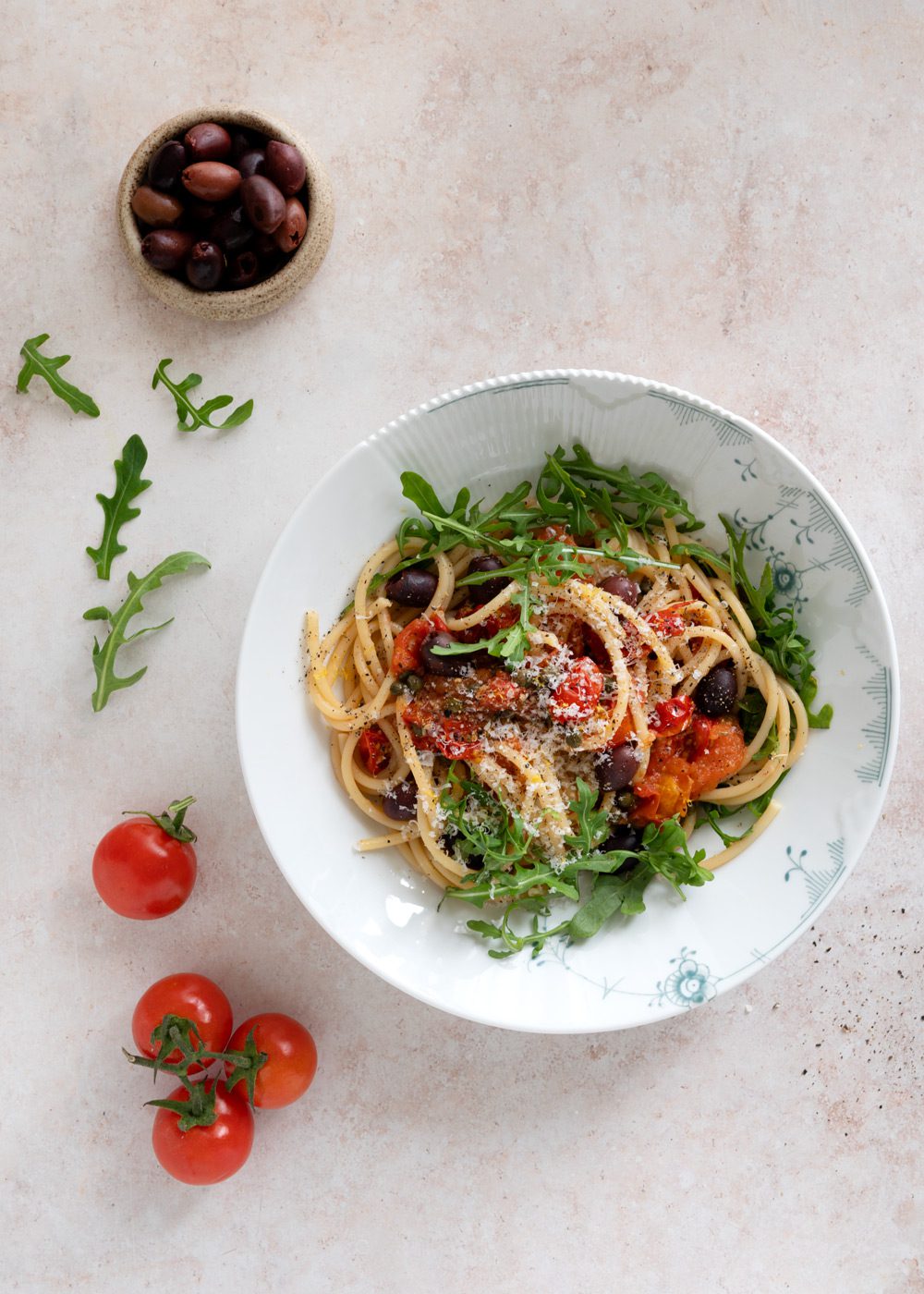 pasta med bagte tomater kapers oliven