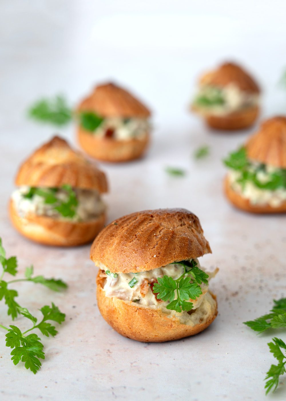 Vandbakkelser med kyllingesalat