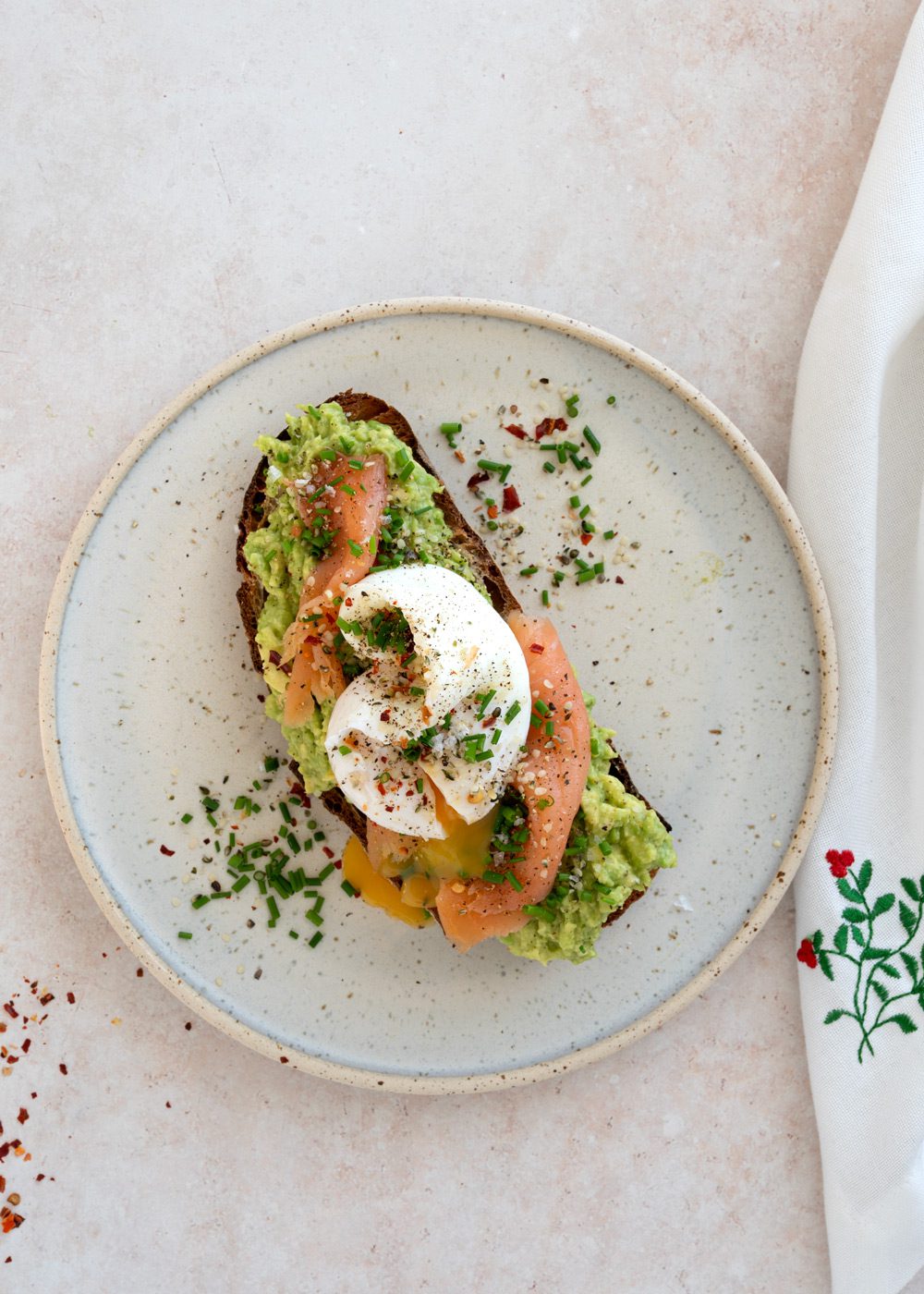 avocadotoast med pocheret æg og laks