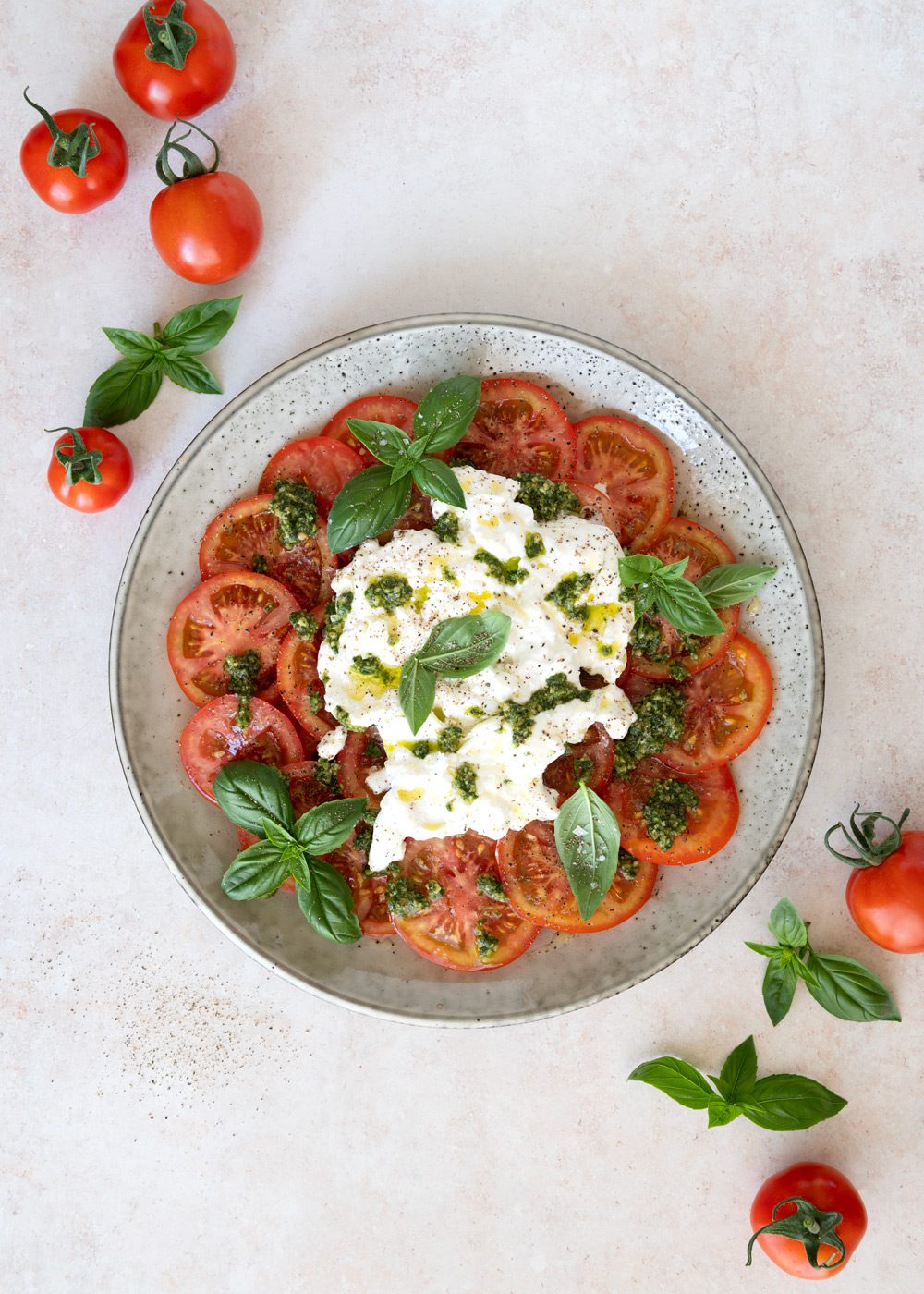 tomater med burrata og basilikumspesto