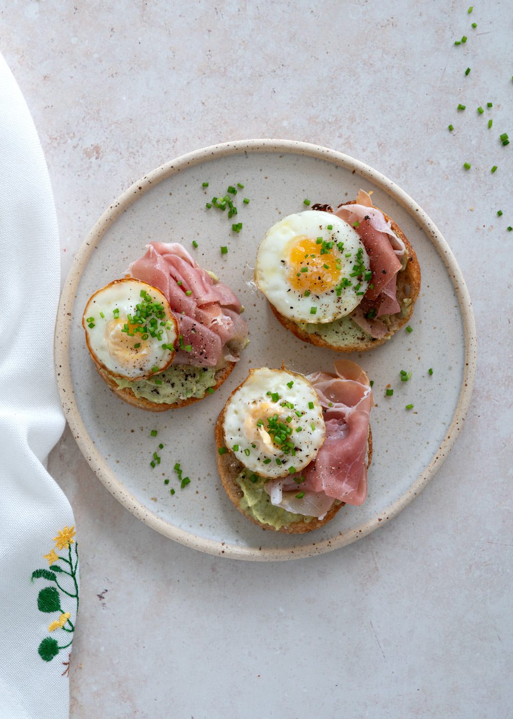 crostini med skinke og vagtelæg