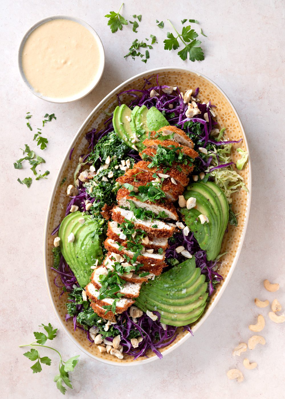 Kålsalat med crispy kylling og mangodressing