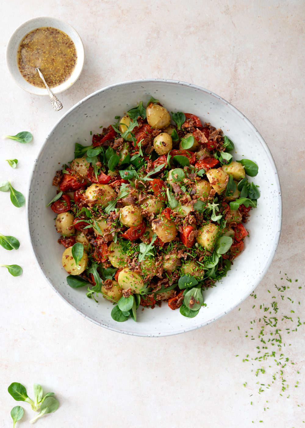 kartoffelsalat med bagte tomater og knust bacon