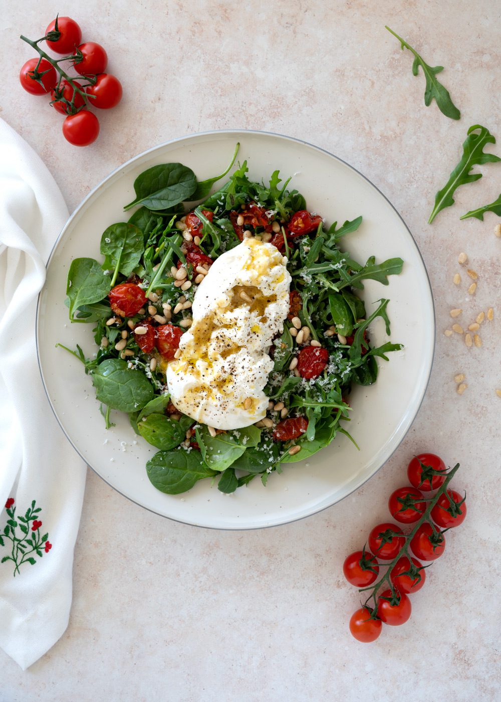 salat med bagte tomater og burrata