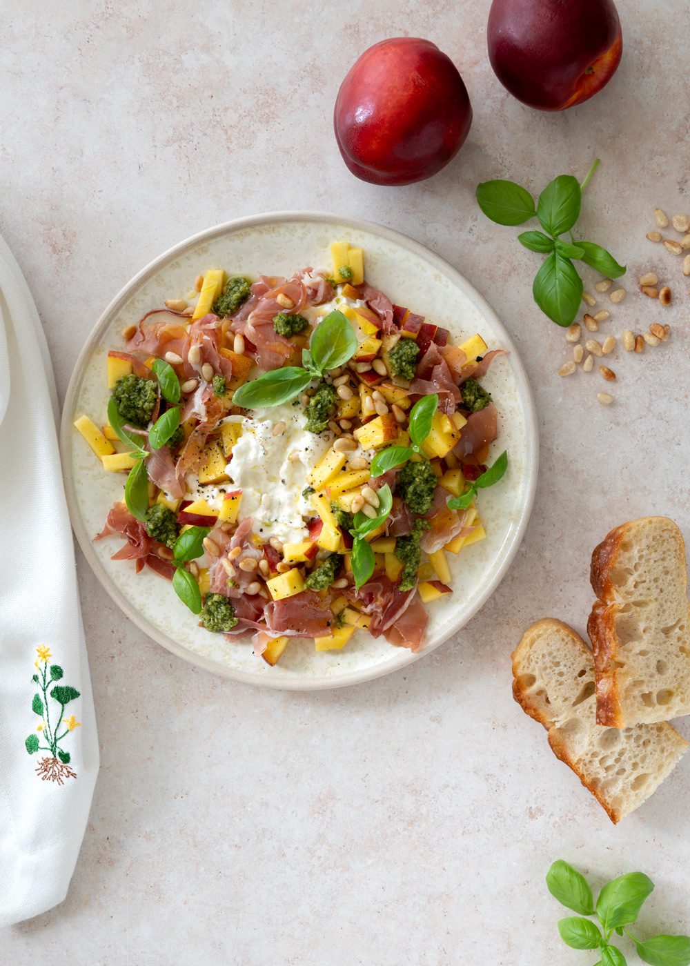 Burrata med nektarin og skinke
