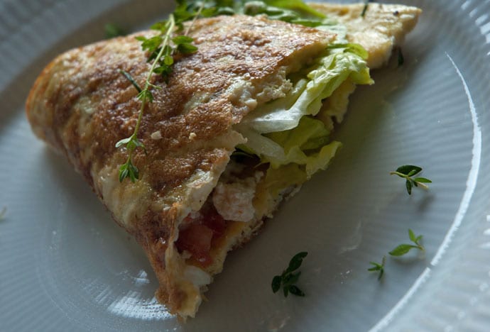 Omelet med gedefeta – tomat og sprød salat