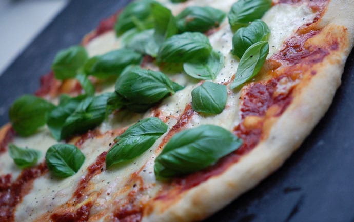 Hjemmelavet Pizza Margherita med Basilikum
