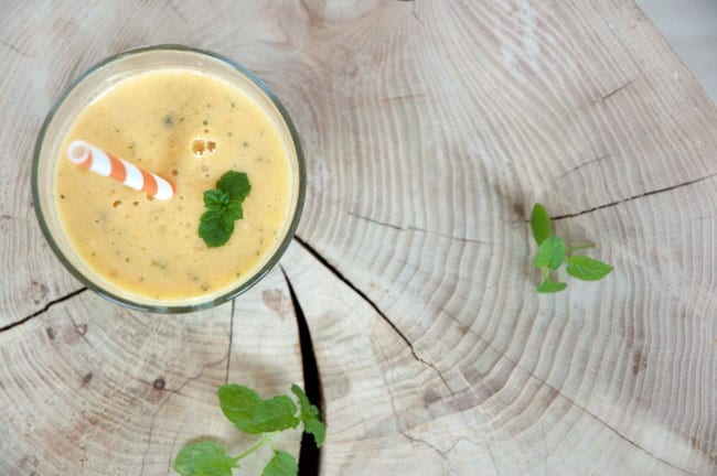 Smoothie med passionsfrugt, mango og mynte