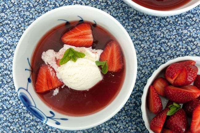 Rabarbersuppe med jordbær